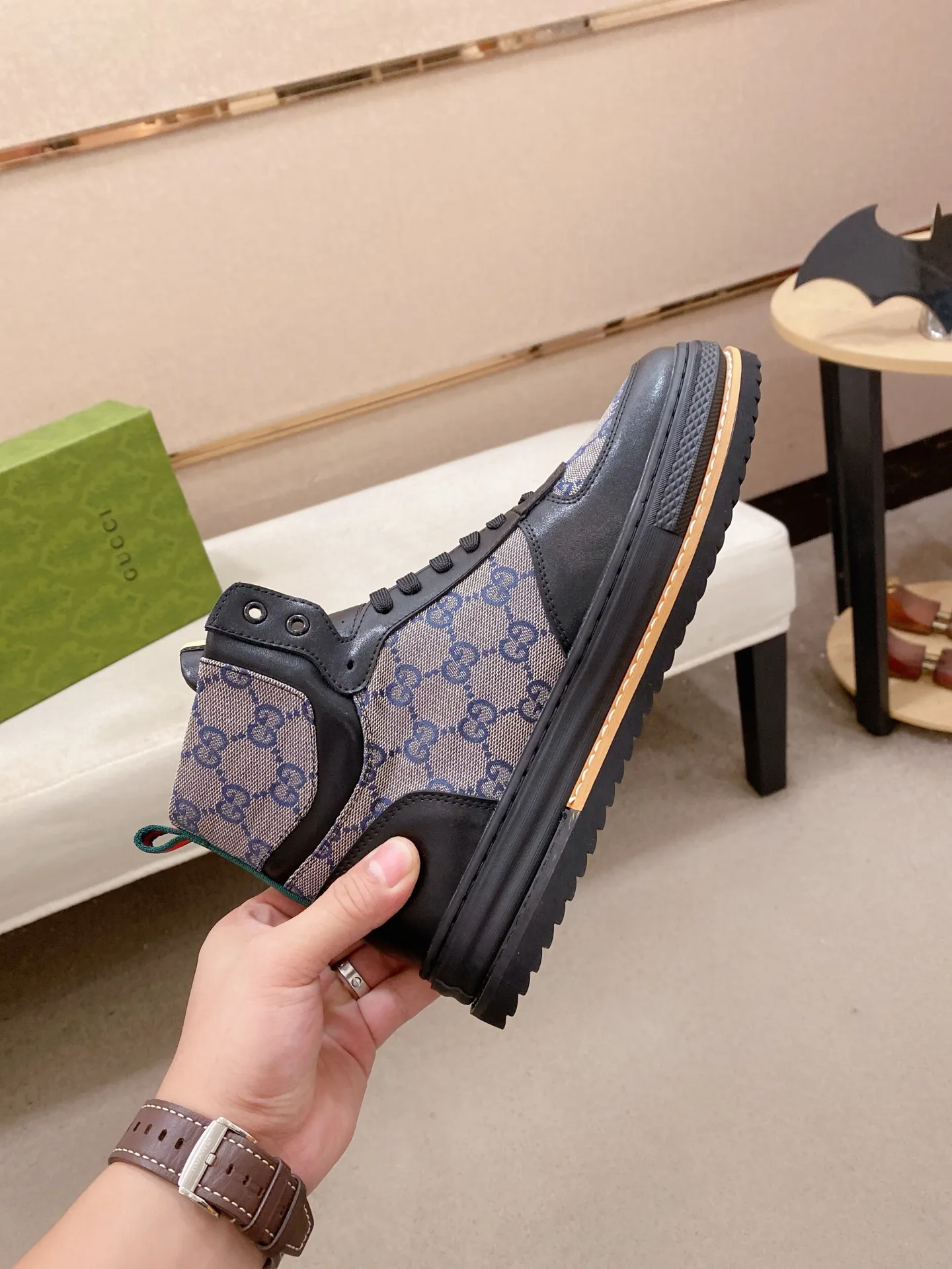 Men's shoes 💰 440 💰 High-quality new high-top GUCCI counters are on the market at the same time. The new men's shoes, 😘fabrics are selected imported cowhide, lining: sheepskin lining. 👍🏿 High-end ☄️ air-cushion molded anti-slip rubber outsole, exquisite lines, simple and elegant, comfortable and high-end for leisure travel. Code number: 38 to 44 (45 can be customized and cannot be returned or exchanged)
